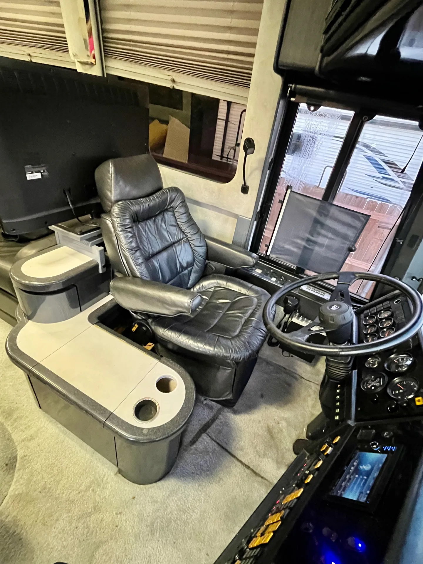 Leather captain's chair with integrated console