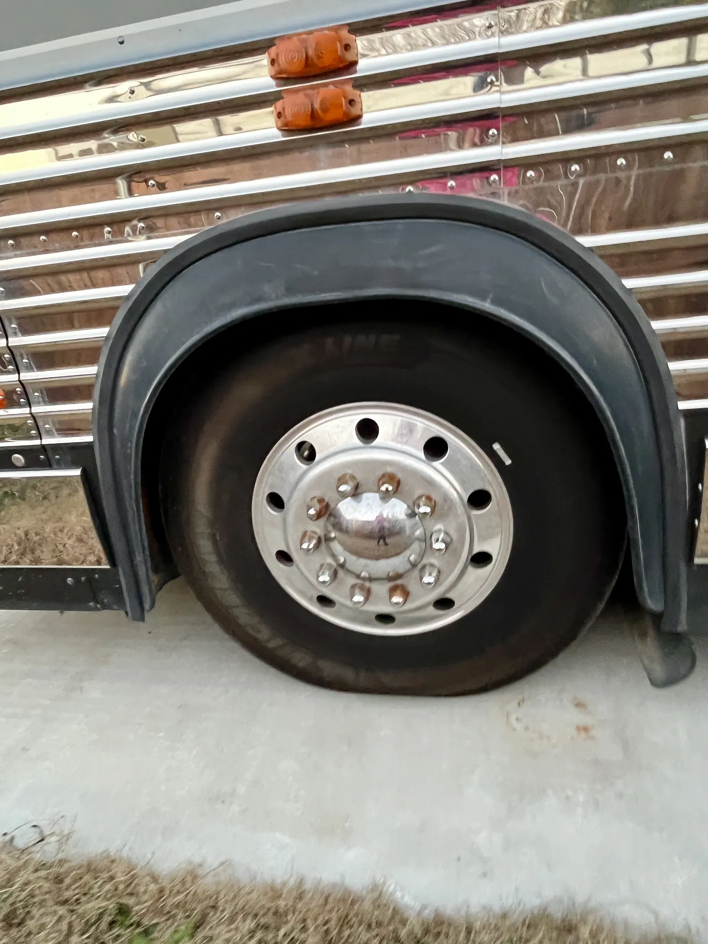 Polished aluminum wheel detail